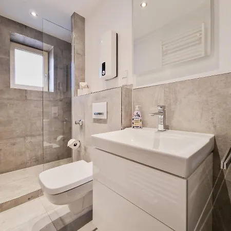Tolstov - With 1 Or 2 - 15 Min To Messe Dus And Old Town Dus Appartement *