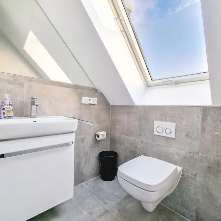 Apartment Tolstov - With 1 Or 2 - 15 Min To Messe Dus And Old Town Dus *