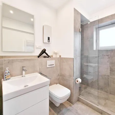 Apartment Tolstov - With 1 Or 2 - 15 Min To Messe Dus And Old Town Dus