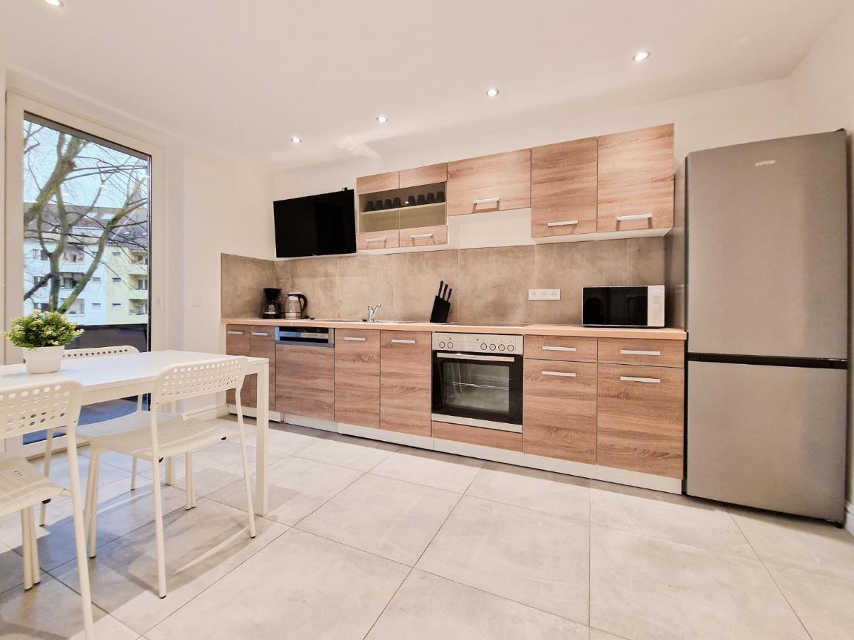 Apartment Tolstov - With 1 Or 2 - 15 Min To Messe Dus And Old Town Dus *