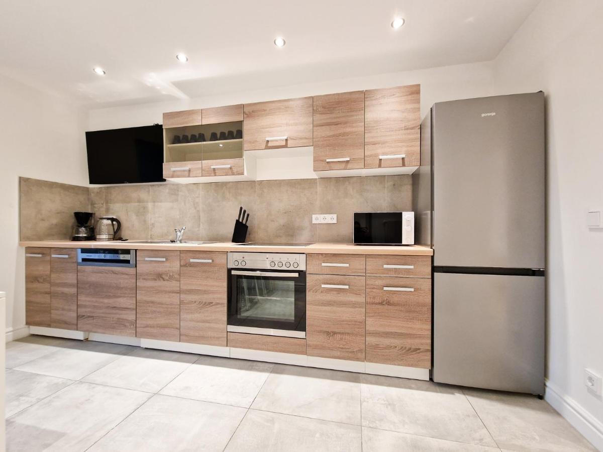 Tolstov - With 1 Or 2 - 15 Min To Messe Dus And Old Town Dus *