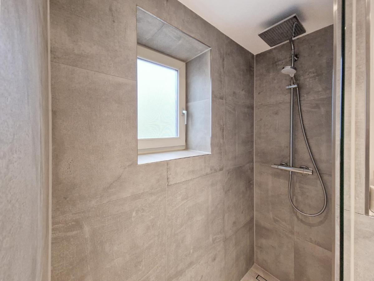 Tolstov - With 1 Or 2 - 15 Min To Messe Dus And Old Town Dus *