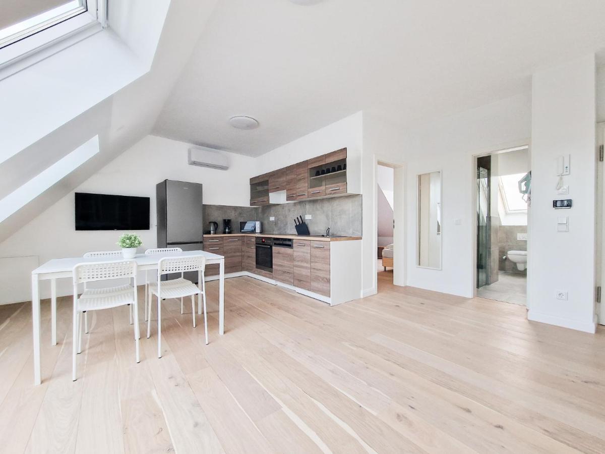 Tolstov - With 1 Or 2 - 15 Min To Messe Dus And Old Town Dus