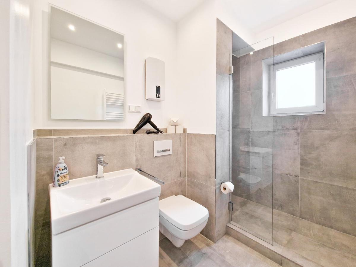 Apartment Tolstov - With 1 Or 2 - 15 Min To Messe Dus And Old Town Dus