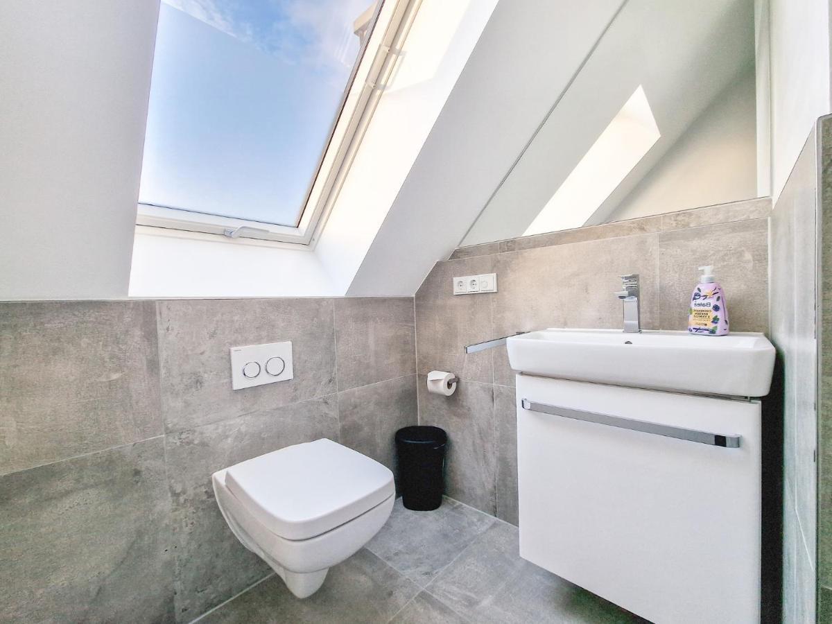 Tolstov - With 1 Or 2 - 15 Min To Messe Dus And Old Town Dus *