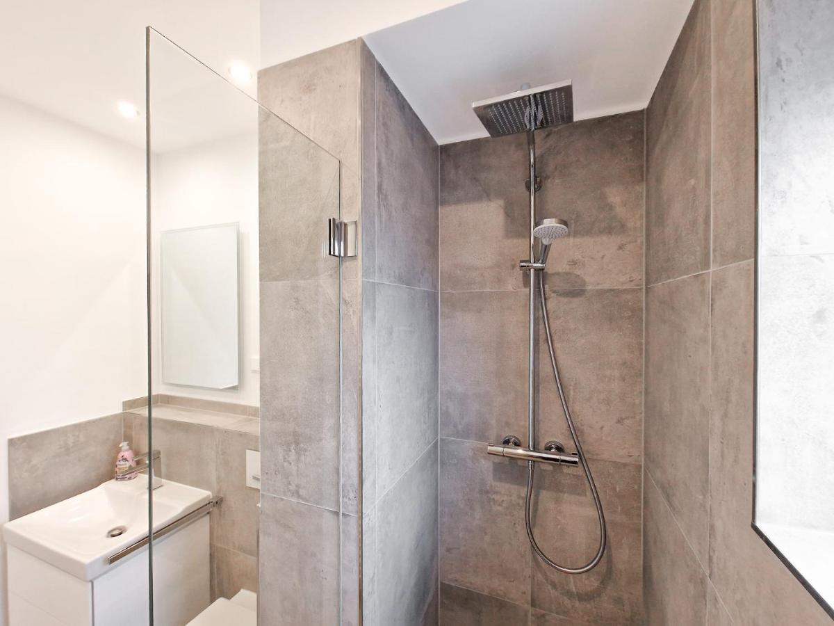 Tolstov - With 1 Or 2 - 15 Min To Messe Dus And Old Town Dus *